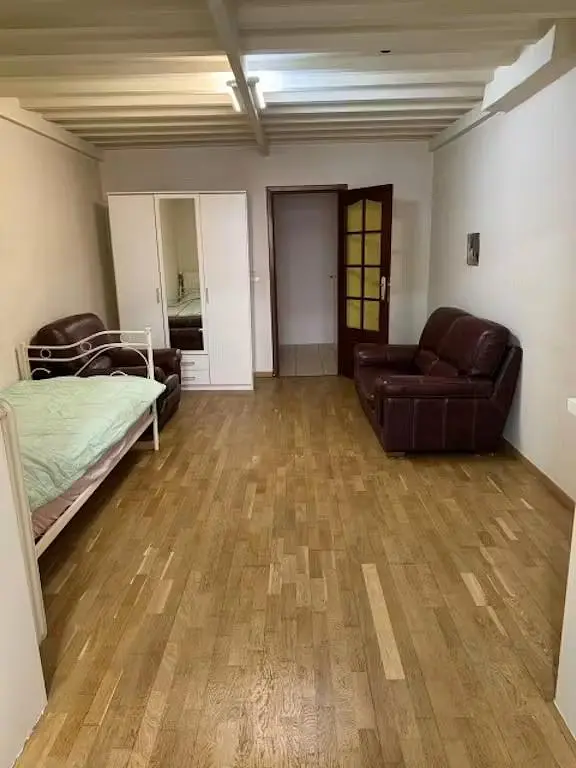 Camera da letto; pavimento in legno, luce naturale