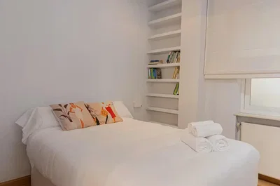 Schlafzimmer; tageslicht, holzboden
