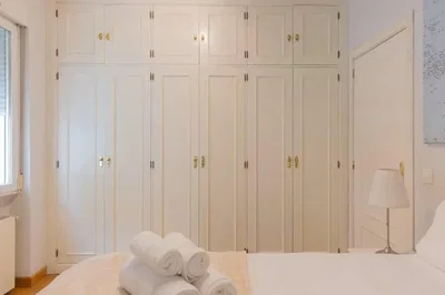 Schlafzimmer; tageslicht, holzboden