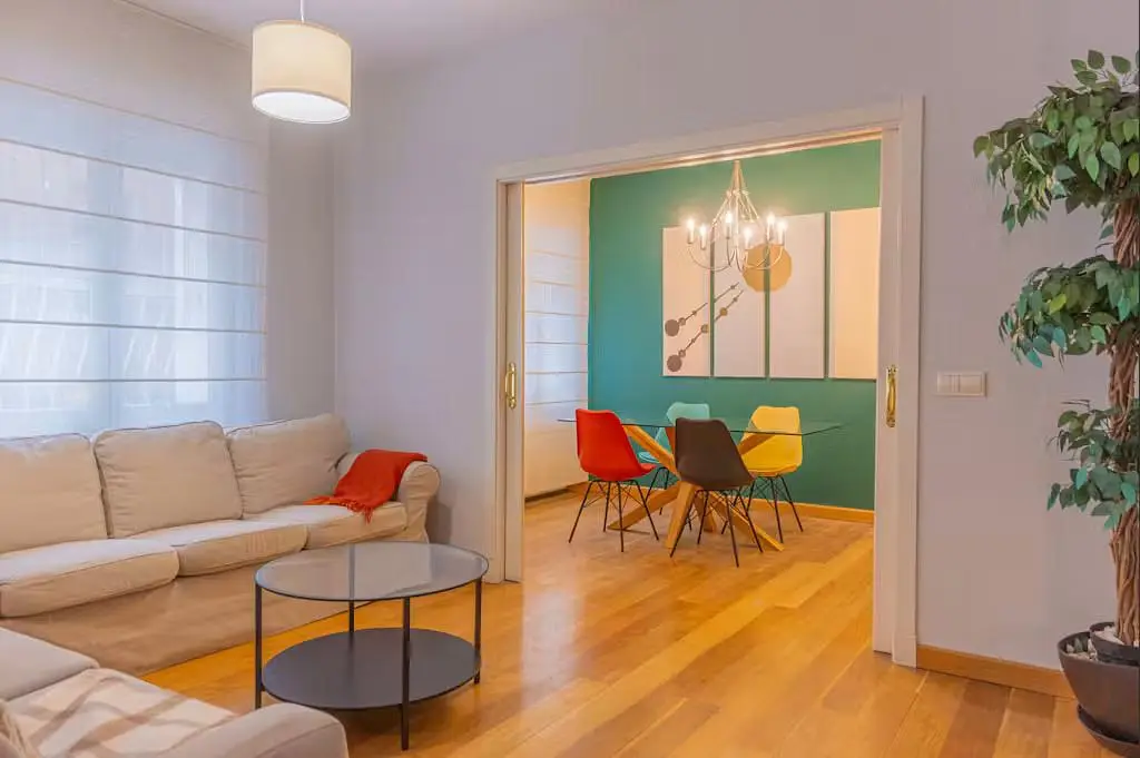 Wohnzimmer; holzboden, tageslicht, moderner stil