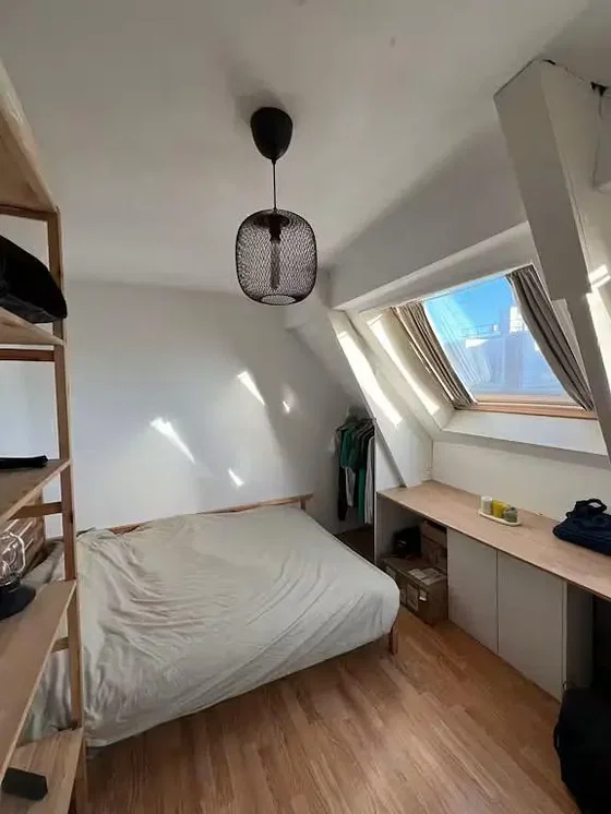 Schlafzimmer; holzboden, tageslicht