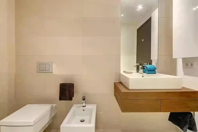 Casa de banho; renovado, chão de azulejo, vigas de madeira, luz natural