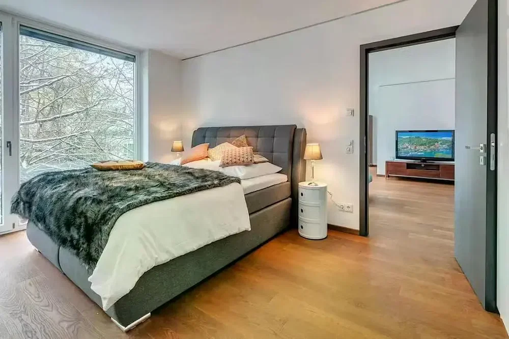 Quarto; chão de madeira, luz natural