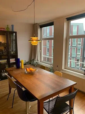 Wohnzimmer; tageslicht, holzboden, moderner stil