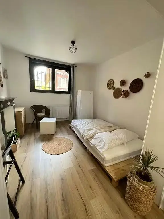 Camera da letto; pavimento in legno, luce naturale, stile rustico
