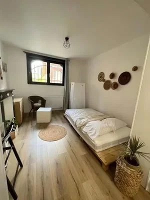 Camera da letto; pavimento in legno, luce naturale, stile rustico