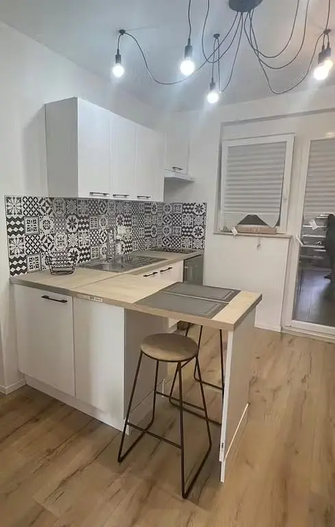 Cucina; elettrodomestici, pavimento in legno, luce naturale, stile moderno