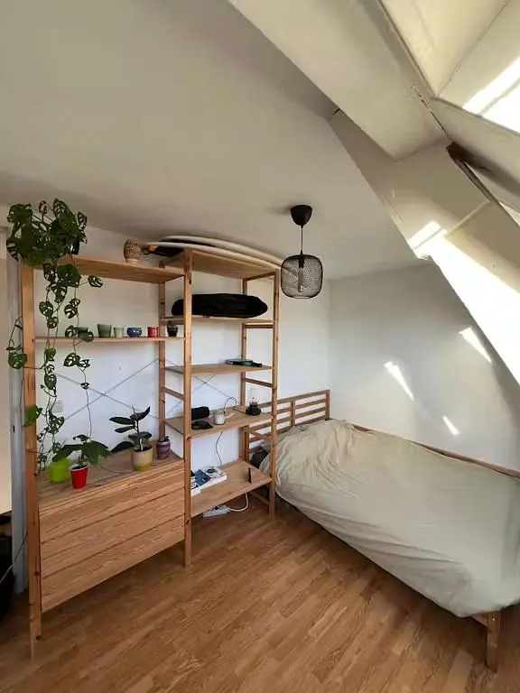 Schlafzimmer; holzboden, tageslicht