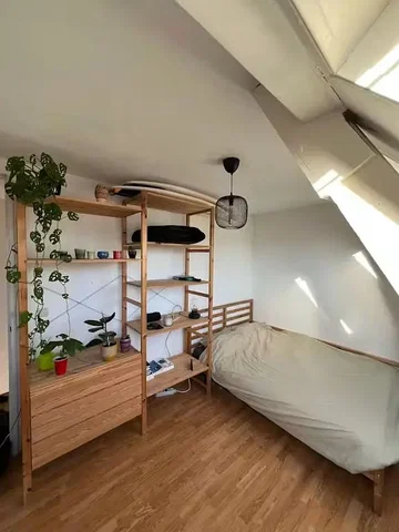 Schlafzimmer; holzboden, tageslicht