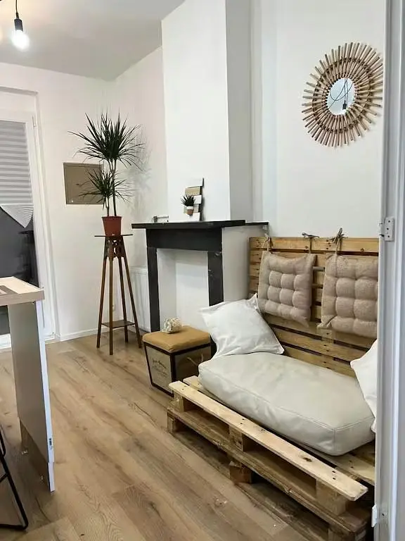Soggiorno; pavimento in legno, luce naturale, stile rustico