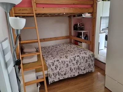 Schlafzimmer; holzboden, tageslicht