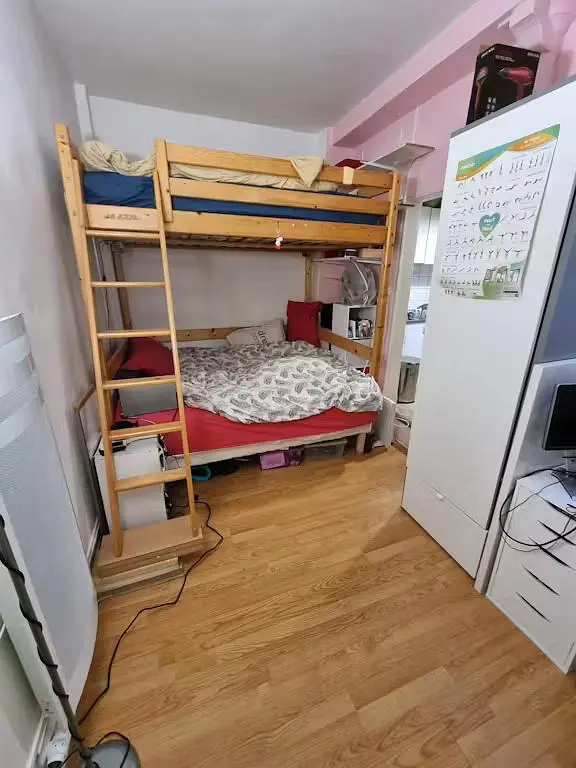 Schlafzimmer; holzboden, tageslicht