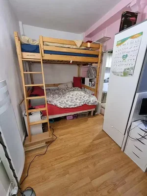 Schlafzimmer; holzboden, tageslicht