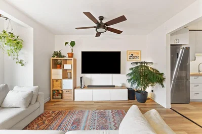 Sala de estar; luz natural, chão de madeira, estilo moderno