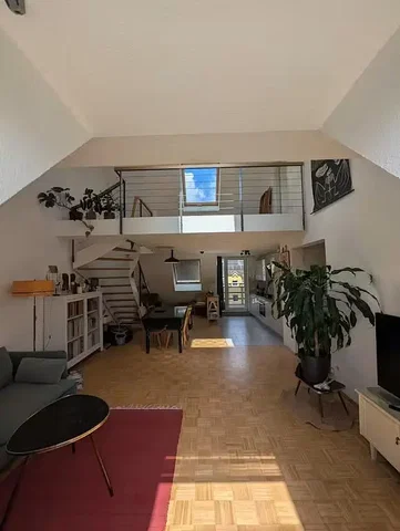 Sala de estar; luz natural, chão de madeira, teto alto