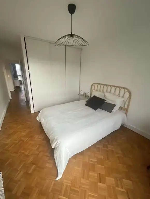 Schlafzimmer; holzboden, tageslicht