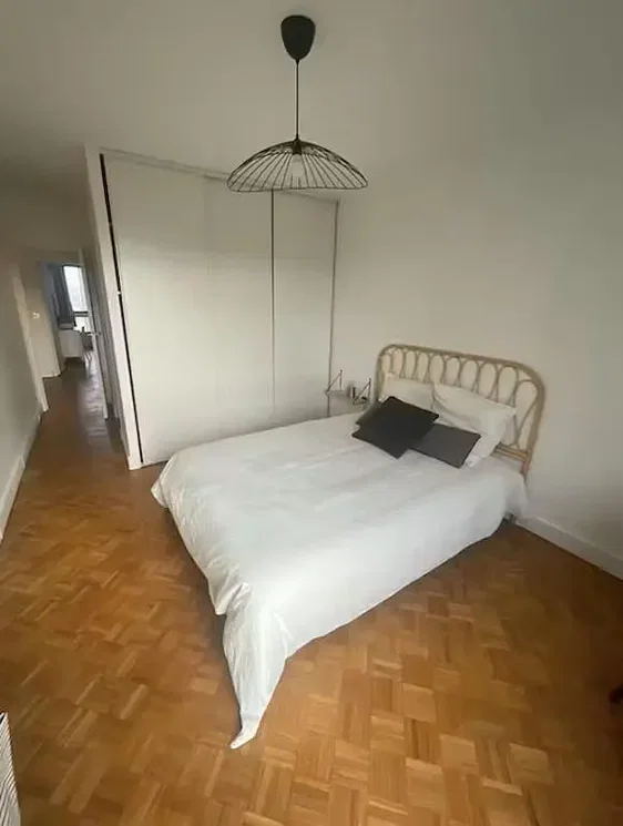 Schlafzimmer; holzboden, tageslicht