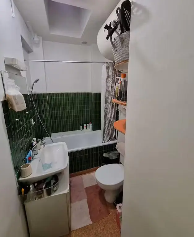 Toilet; tegelvloer, renovatie nodig