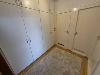 Garderobe; holzboden, renoviert, tageslicht