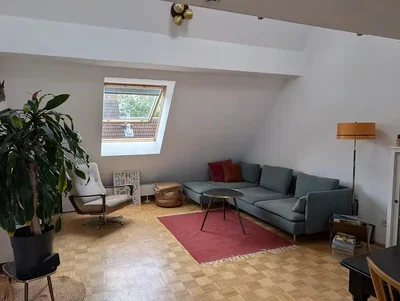 Sala de estar; chão de madeira, luz natural