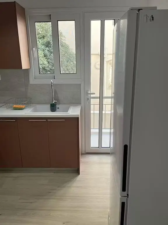 Cuisine; électroménager, parquet, lumière naturelle