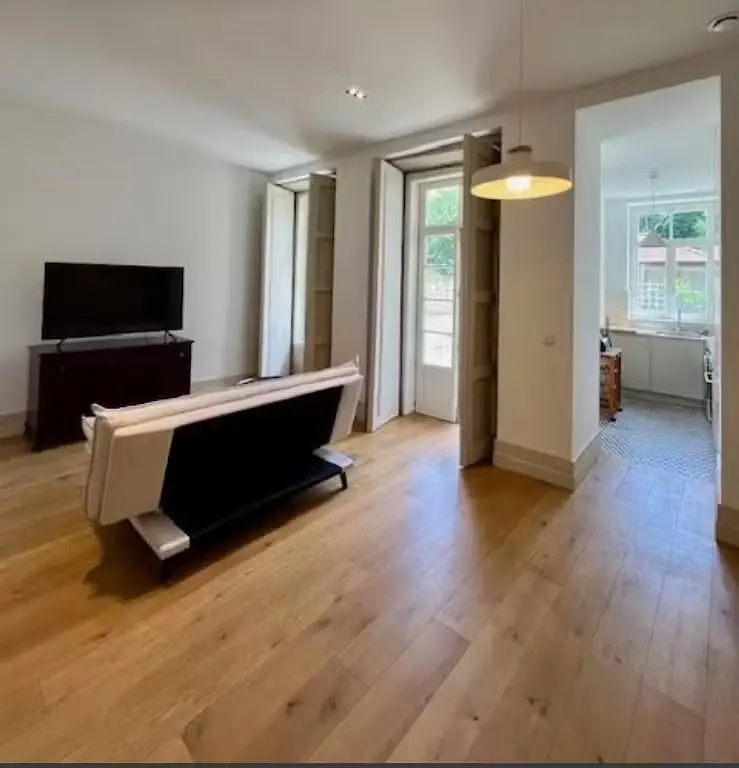 Wohnzimmer; holzboden, tageslicht