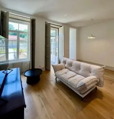 Wohnzimmer; holzboden, tageslicht, moderner stil