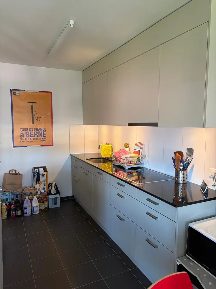 Cozinha; chão de azulejo, eletrodomésticos