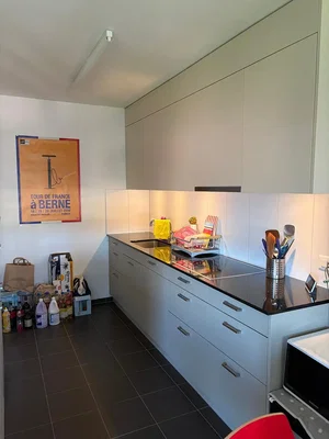Cozinha; chão de azulejo, eletrodomésticos
