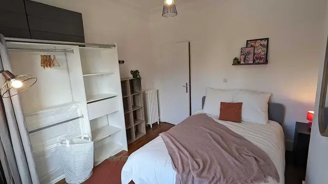 Schlafzimmer; holzboden, tageslicht