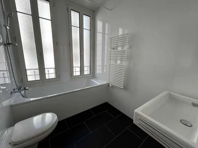 Badezimmer; fliesenboden, tageslicht