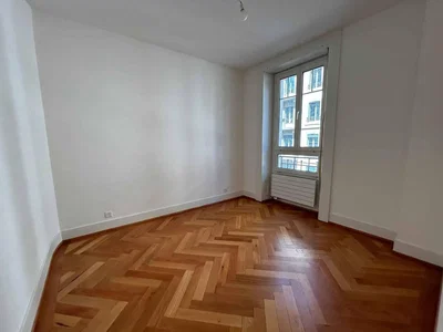 Schlafzimmer; holzboden, tageslicht