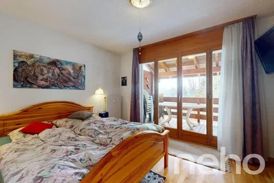 Quarto; chão de madeira, luz natural