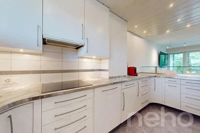 Cocina; electrodomésticos, suelo de baldosas, luz natural, estilo moderno