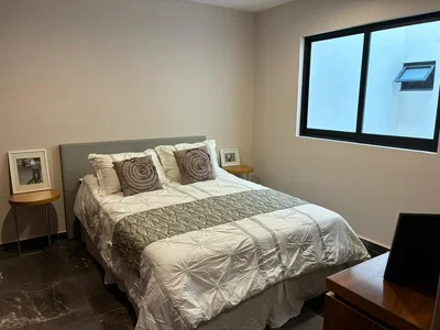 Schlafzimmer; holzboden, fliesenboden, tageslicht