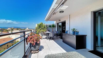 Varanda; vista, luz natural, chão de azulejo