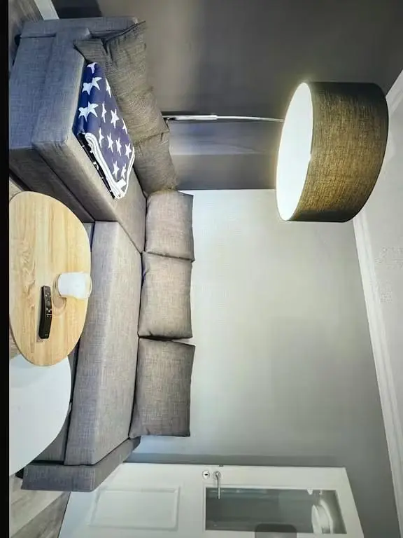 Wohnzimmer; holzboden, tageslicht, moderner stil