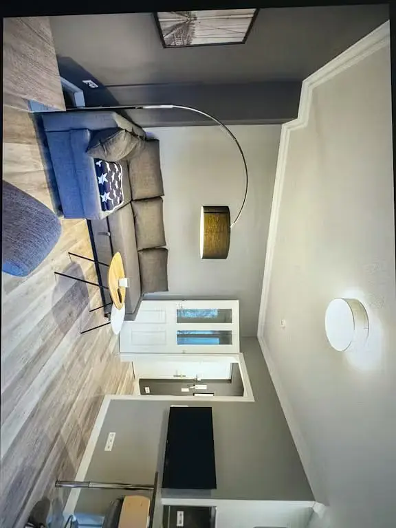 Wohnzimmer; holzboden, tageslicht, moderner stil