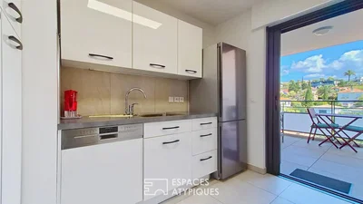 Cozinha; vista, eletrodomésticos, chão de azulejo, luz natural