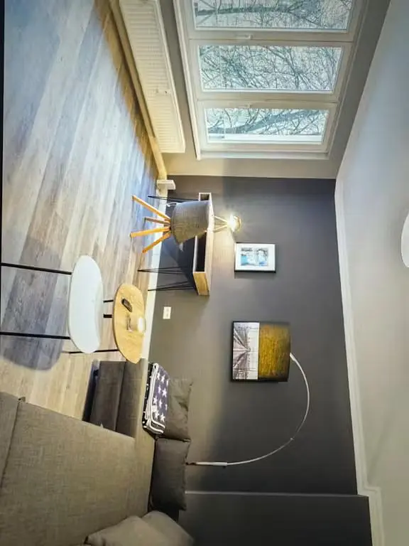 Wohnzimmer; holzboden, tageslicht, moderner stil