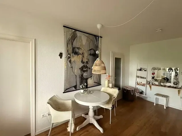 Sala de estar; chão de madeira, luz natural