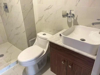 Toilette; fliesenboden, renoviert, tageslicht