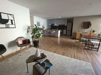 Soggiorno; pavimento in legno, luce naturale, stile moderno