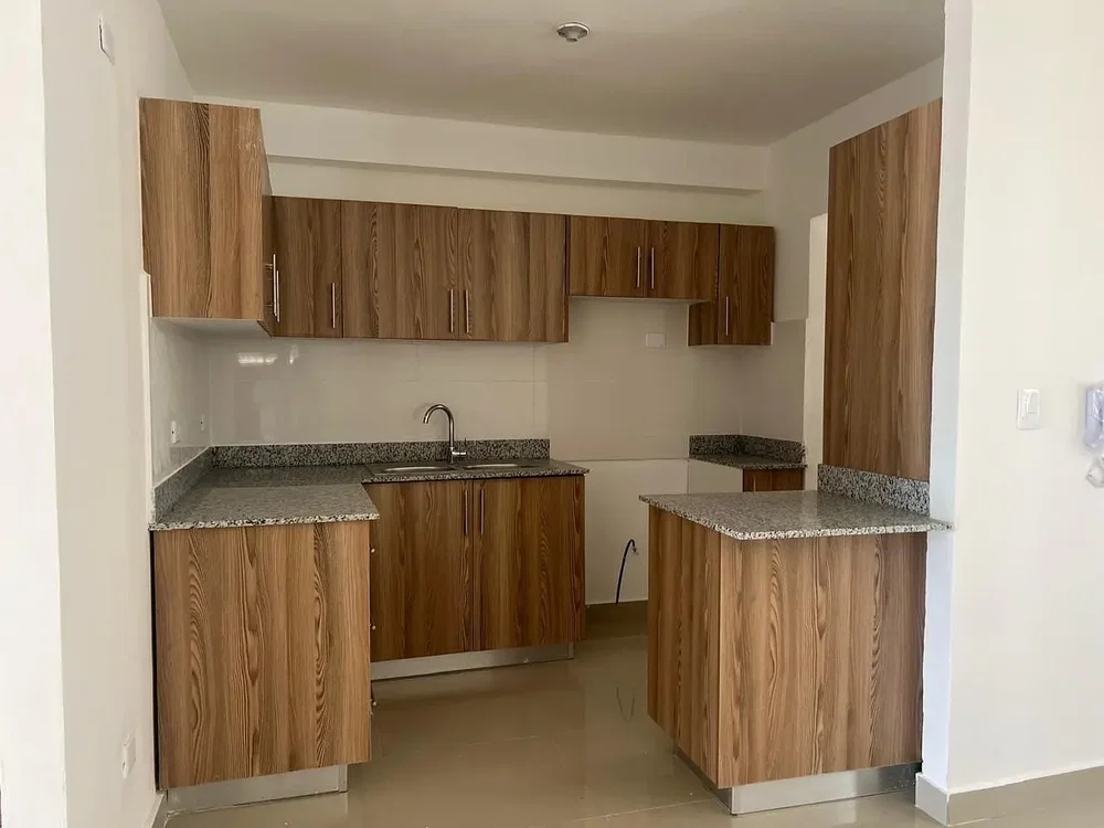 Cucina; elettrodomestici, pavimento in piastrelle, ristrutturato, luce naturale