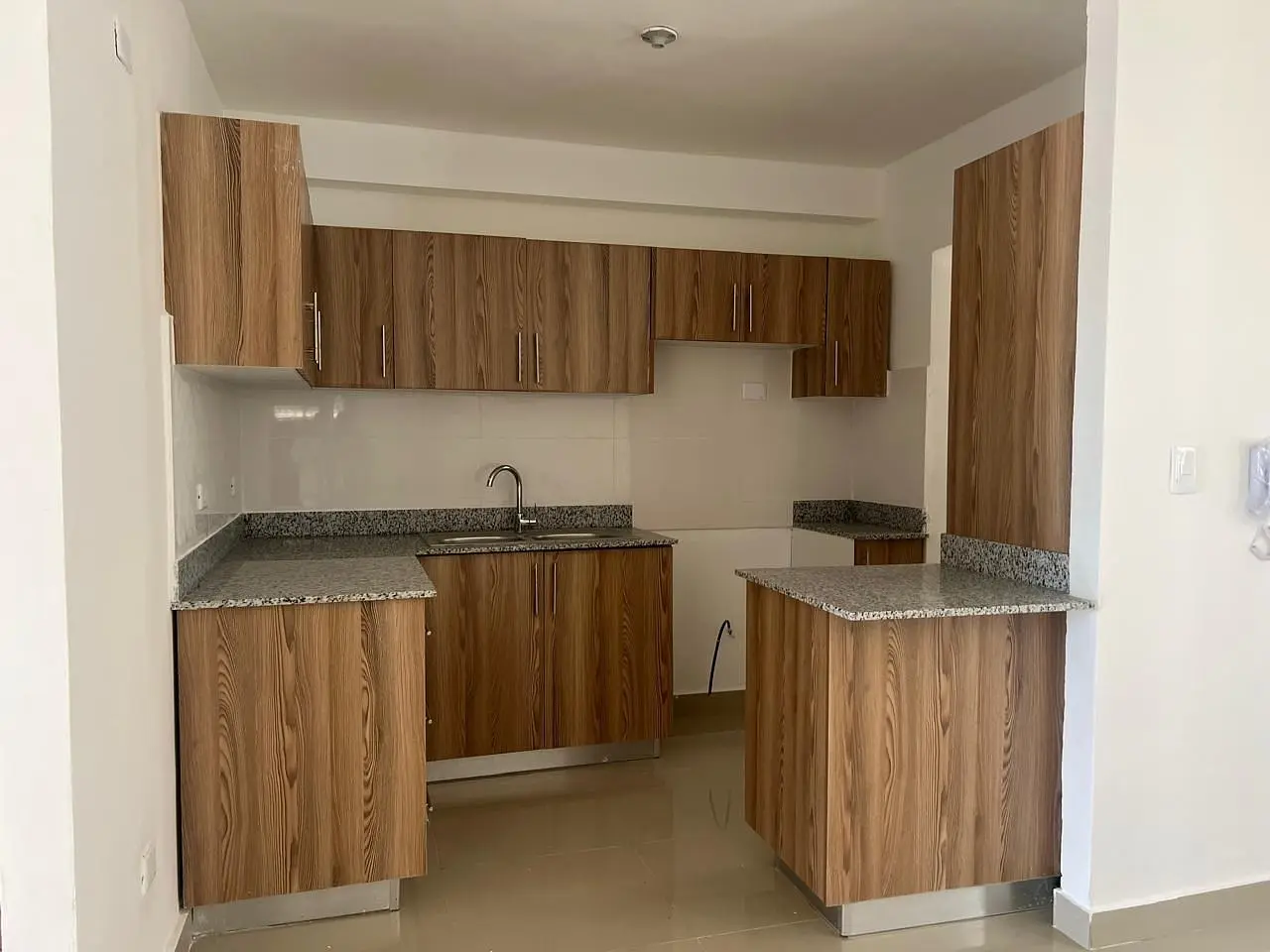 Cucina; elettrodomestici, pavimento in piastrelle, ristrutturato, luce naturale