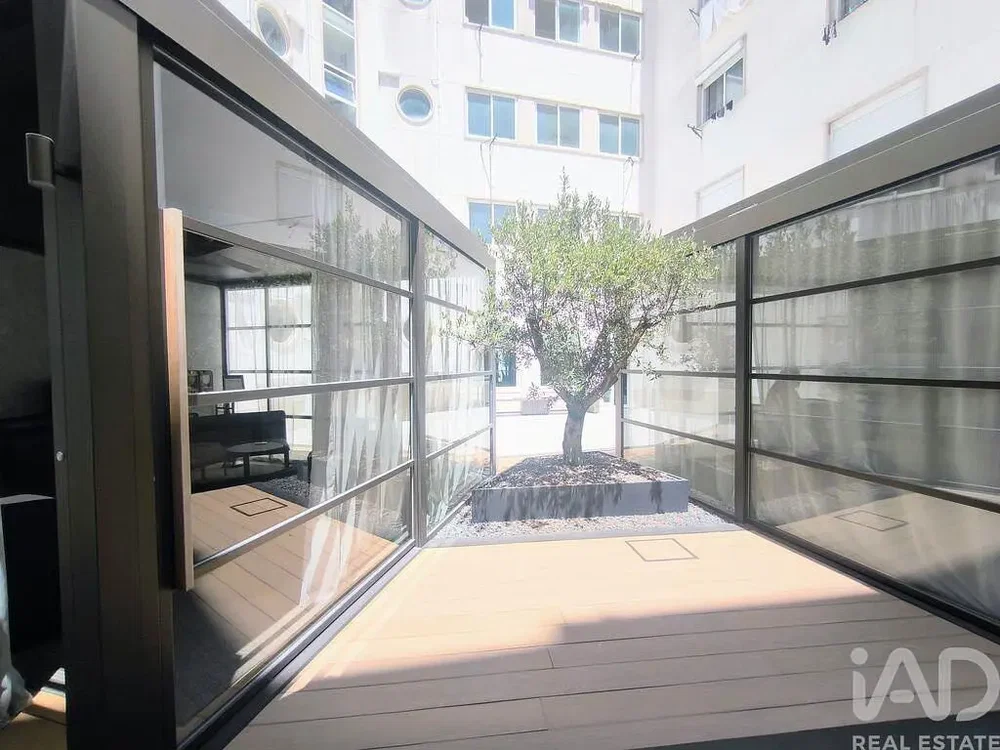 Balcone; luce naturale, pavimento in legno