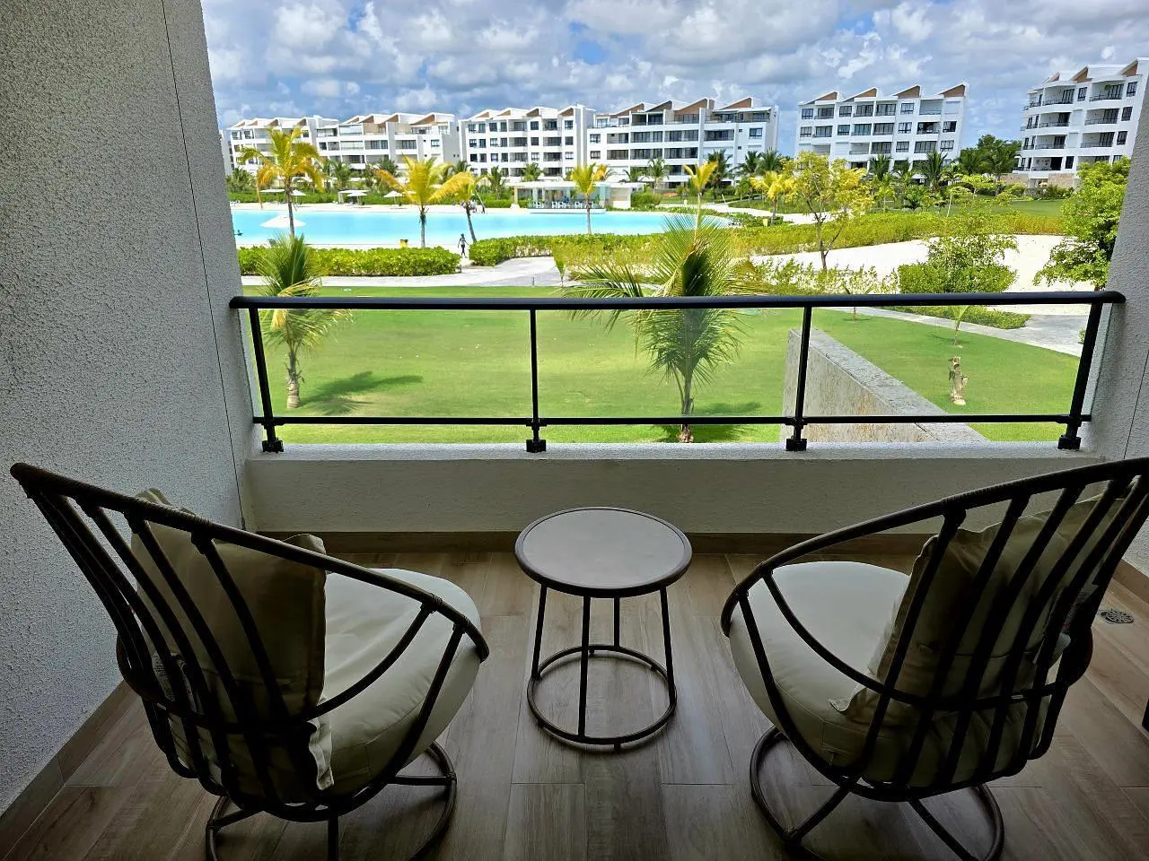 Balkon; výhled, dřevěná podlaha, přirozené světlo