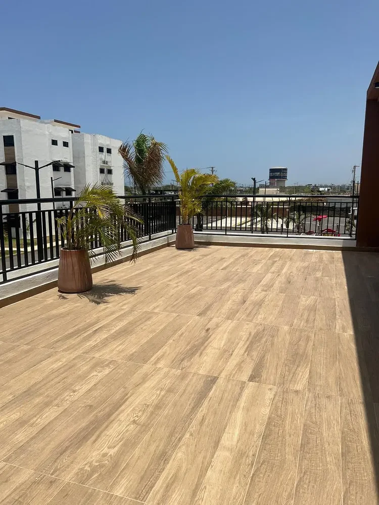 Terrazza; vista, pavimento in piastrelle, luce naturale