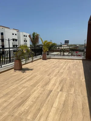 Terrazza; vista, pavimento in piastrelle, luce naturale