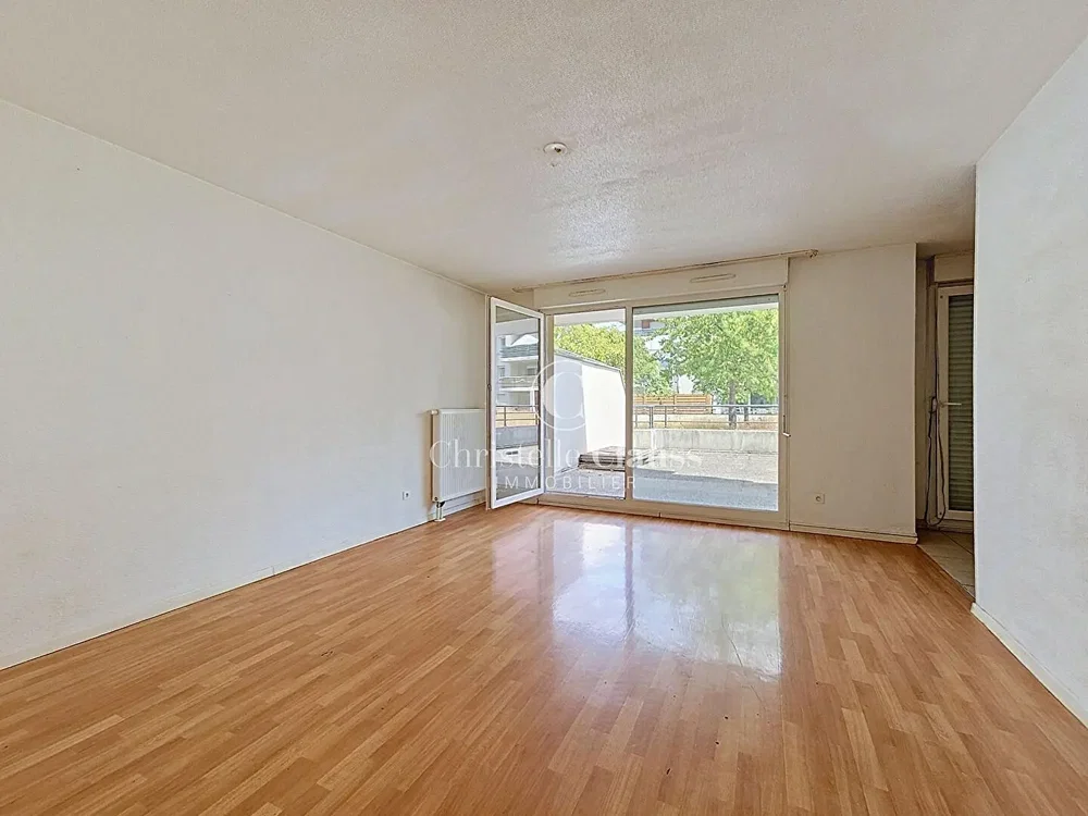 Salón; suelo de madera, luz natural, vista
